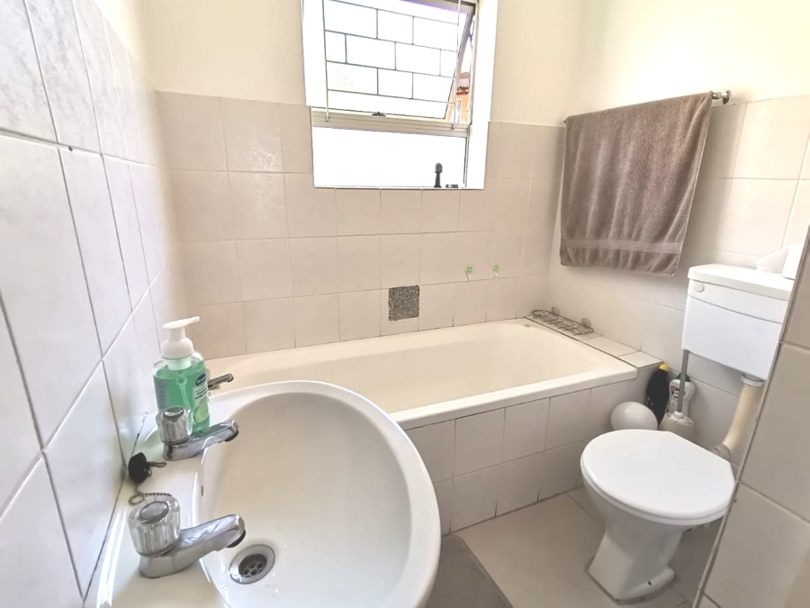 2 Bedroom Property for Sale in Oakglen Western Cape